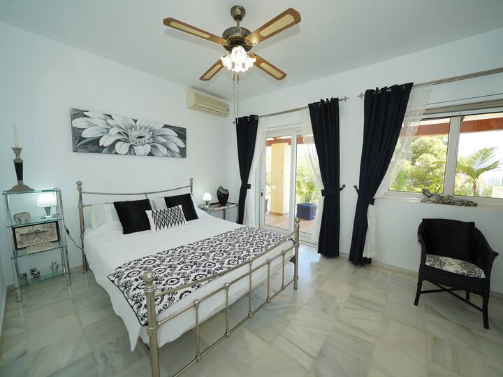 غرفة النوم 2 مع إمكانية الدخول إلى حمام السباحة.