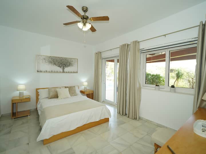 غرفة النوم 3 مع إمكانية الدخول إلى حمام السباحة.