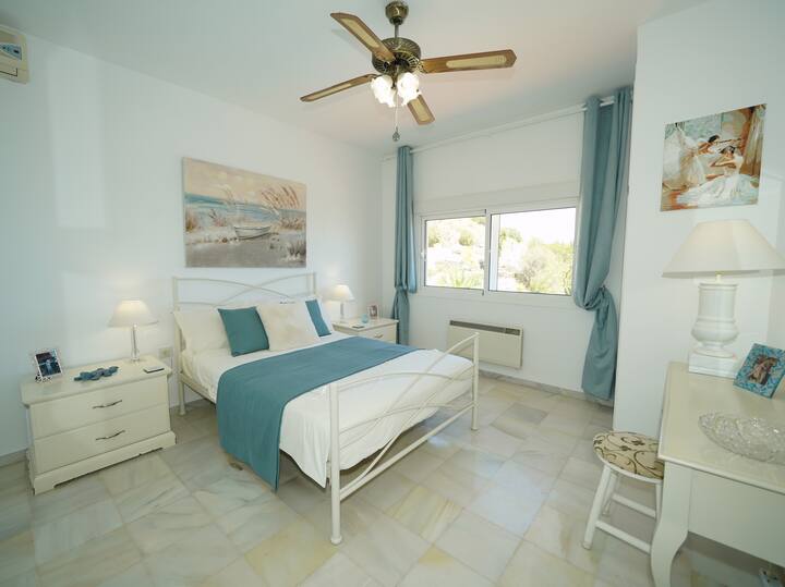 غرفة نوم 6 بإطلالة على البحر.