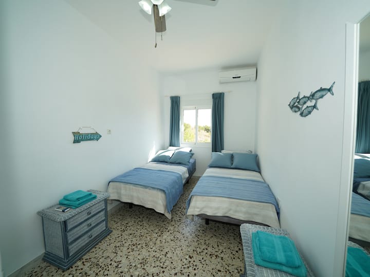 غرفة النوم 5 بإطلالة على البحر.