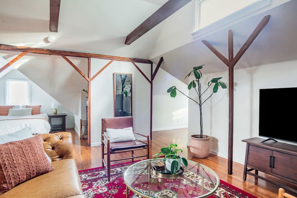 Airbnb Sac City Loft