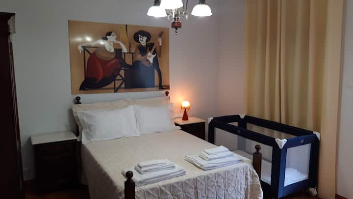 Chumba cha kulala mara mbili na kitanda cha watoto. 