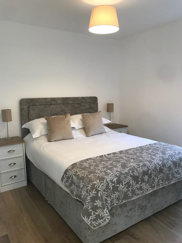 Bedroom 1 - Kingsize Bed