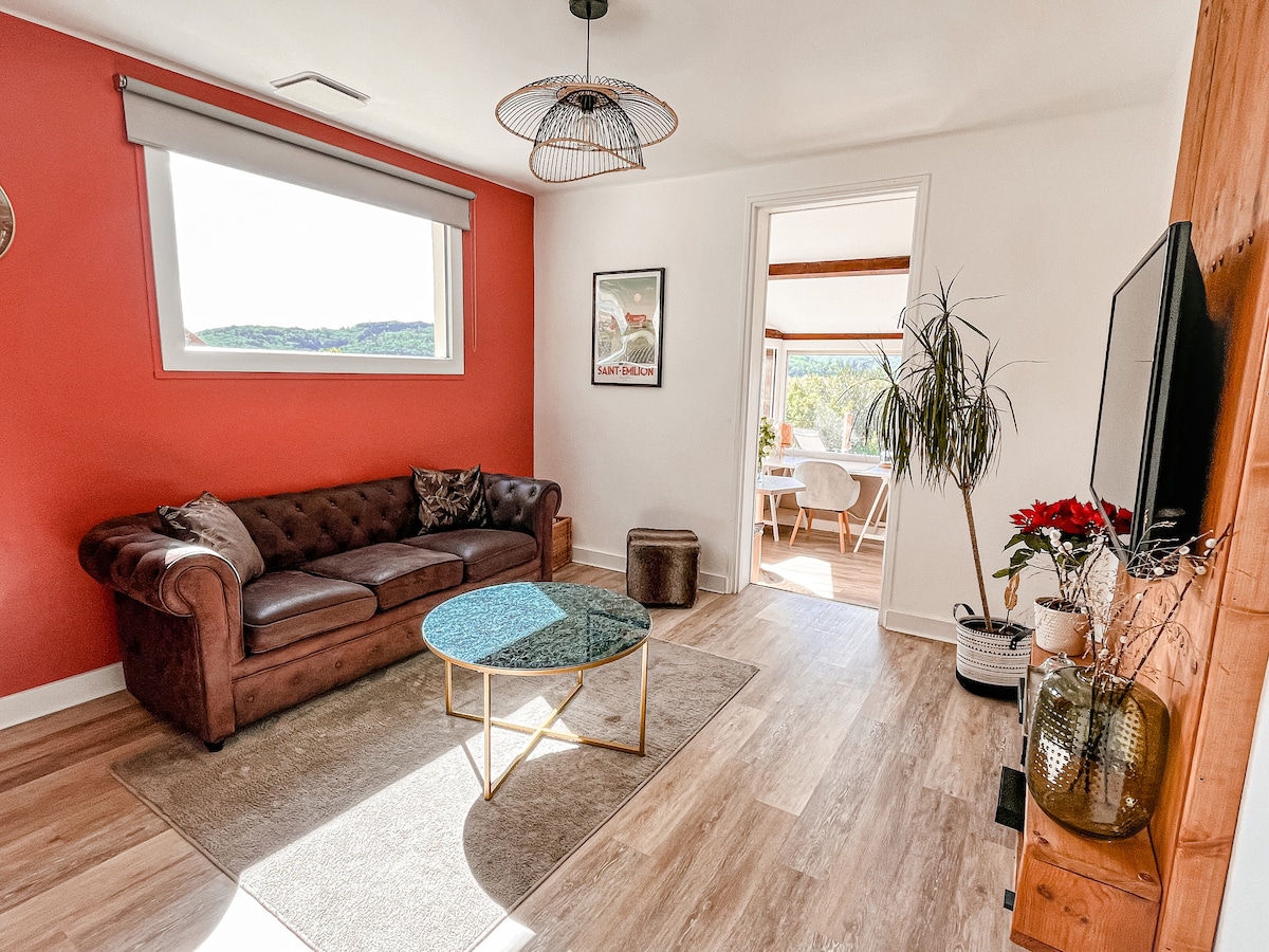Annuncio Airbnb popolare: View of the rooftops of Montignac ☼ a Nouvelle Aquitaine