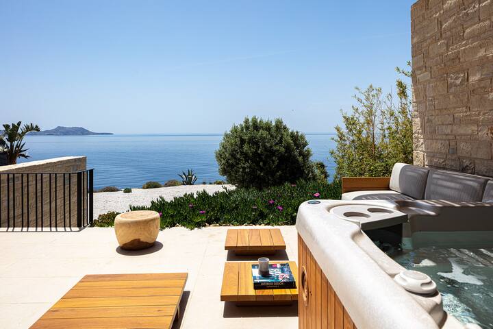Domus Mare II – Sea views, private cove, hot tub! gallery image 4