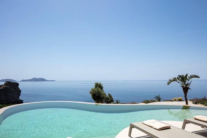 Domus Mare II – Sea views, private cove, hot tub! gallery image 3