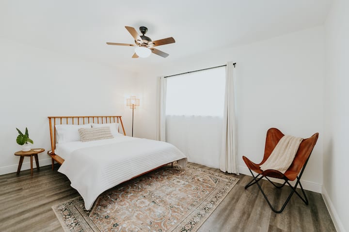 חדר שינה קווין עם מיטת עץ מדהימה, מזרן טאפט ומחט נוח במיוחד. כמו כן, שולחן עבודה חדש נוסף עבור WFH /מרחב הכנה נוסף (תמונות חדשות בקרוב). וילונות קטיפה בהאפלה. 