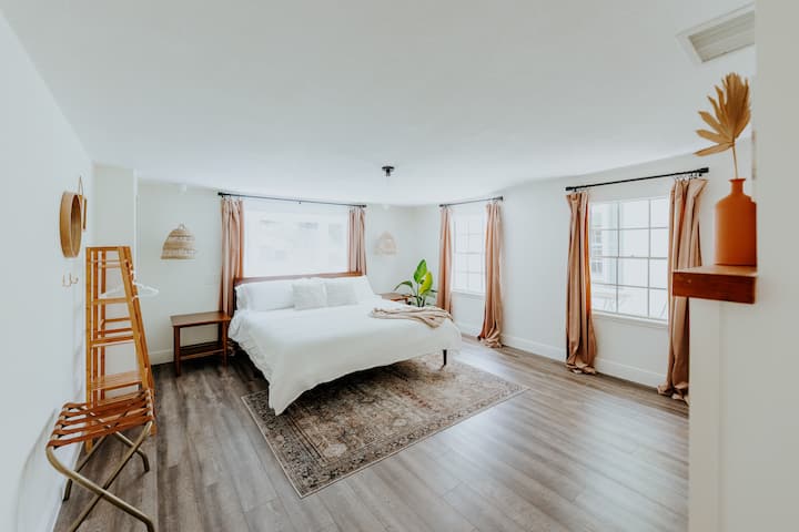 חדר שינה עם אח קינג, עם וילונות קטיפה עם סומק של 100%, לשינה טובה! מזרן נוח של Uber. 