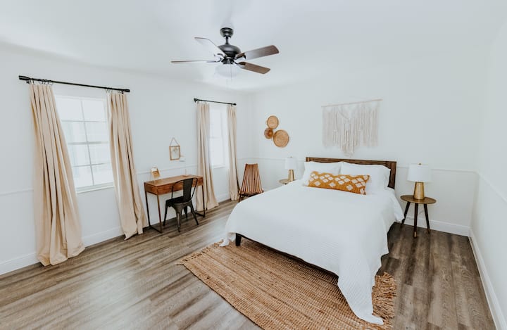 חדר השינה הזה שודרג לאחרונה למיטת קינג סייז זהה עם מזרן קספר נוח של Uber!! 