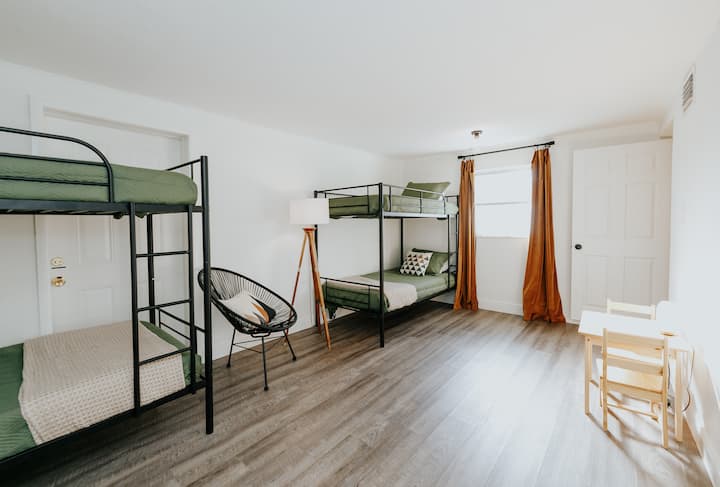 אזור ילדים סופר חמוד, ירוק וחלוד! בחדר הקומתיים יש עד 6 ילדים שמחים, שחוקים מחוף הים (*** הפוטון הקטיפתי החדש שנוסף, והוא יכול לישון עד 2 ***לא בתמונה) 