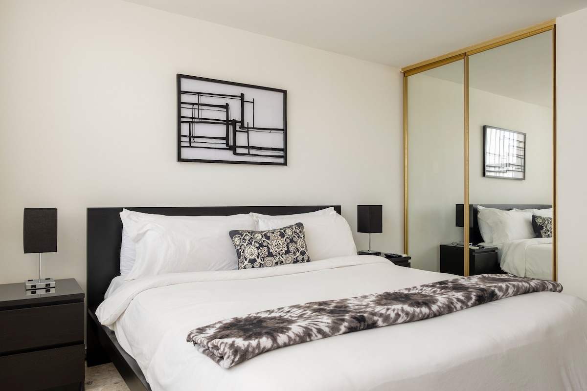 Спалня с любезно легло