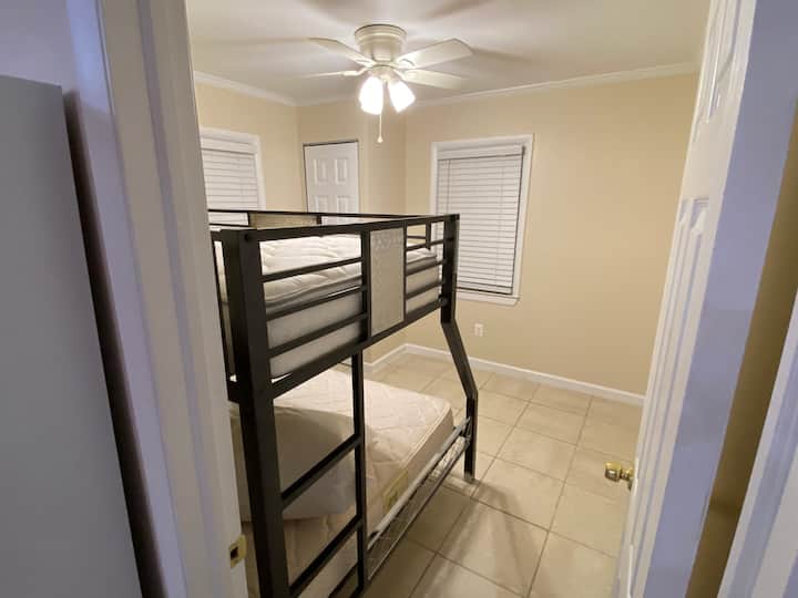 เตียงสองชั้น (เตียงคู่ขนาดใหญ่กว่าเตียงใหญ่)