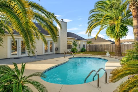 3BD/2B Tropical Island Style home w/Private Pool!
