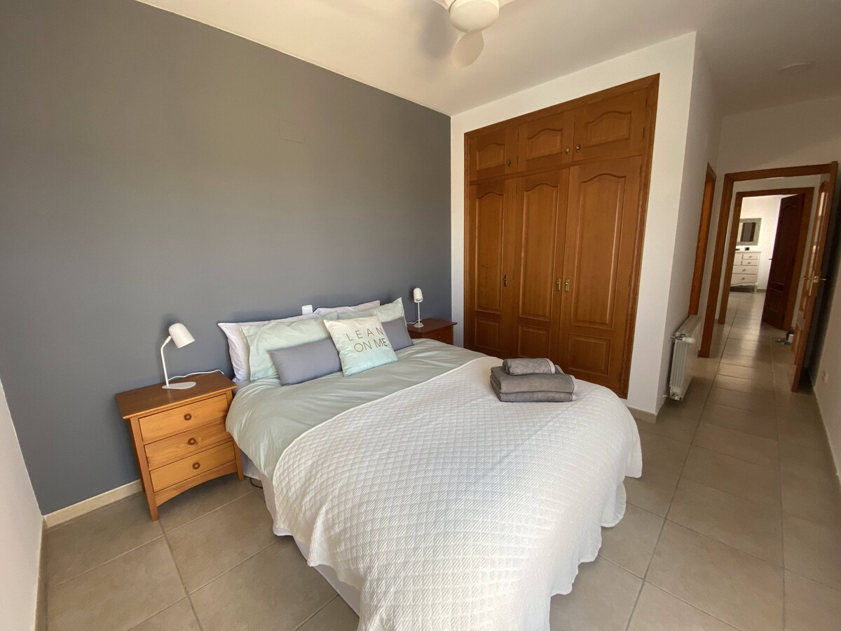 Dormitorio doble en la planta superior con balcón