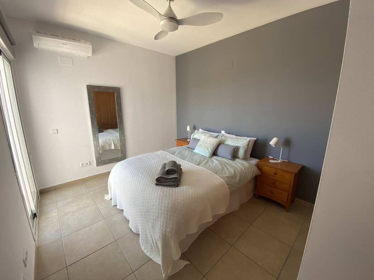 Dormitorio doble en la planta superior con balcón