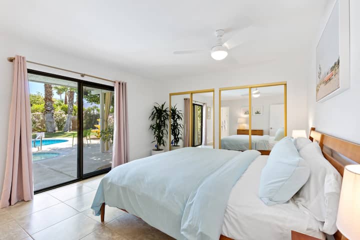 חדר שינה ראשי עם מיטת קינג סייז יוצא לחצר האחורית