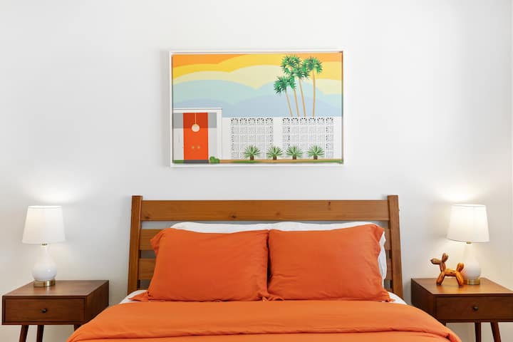 חדר שינה לאורחים עם מיטת קווין סייז