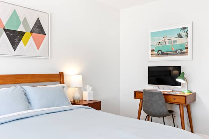 חדר שינה לאורחים עם חלל עבודה ייעודי