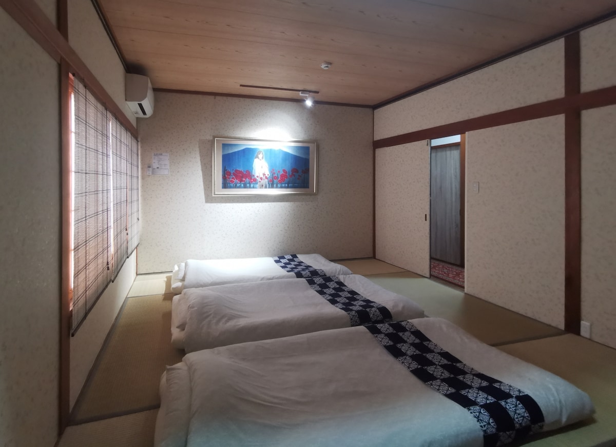 ห้องนอน "ห้องพักสไตล์ญี่ปุ่น" ที่ชั้น 2[ธีมญี่ปุ่นตกแต่งเพื่ออธิบายภูเขาฟูจิที่สามารถชื่นชมได้ที่นี่เท่านั้น