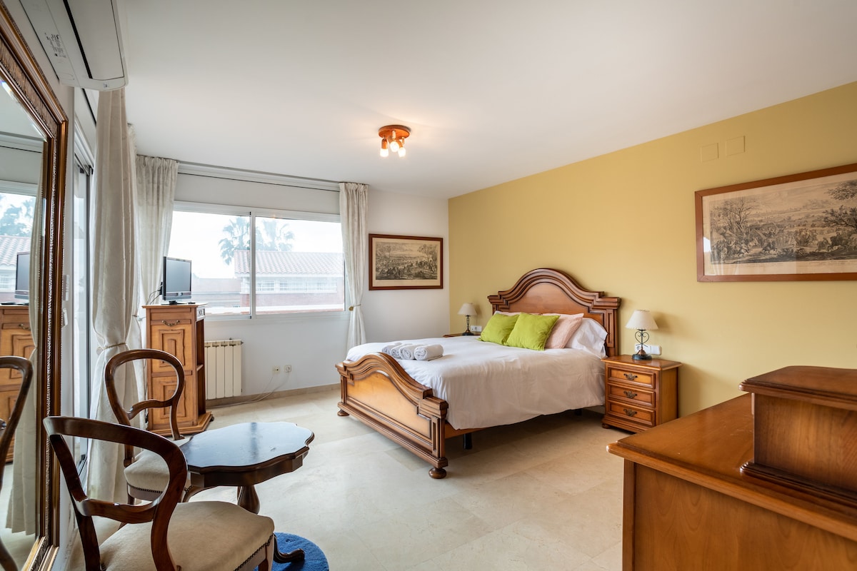 Apartmán 1 s vlastnou kúpeľňou a balkónom. 150 cm posteľ