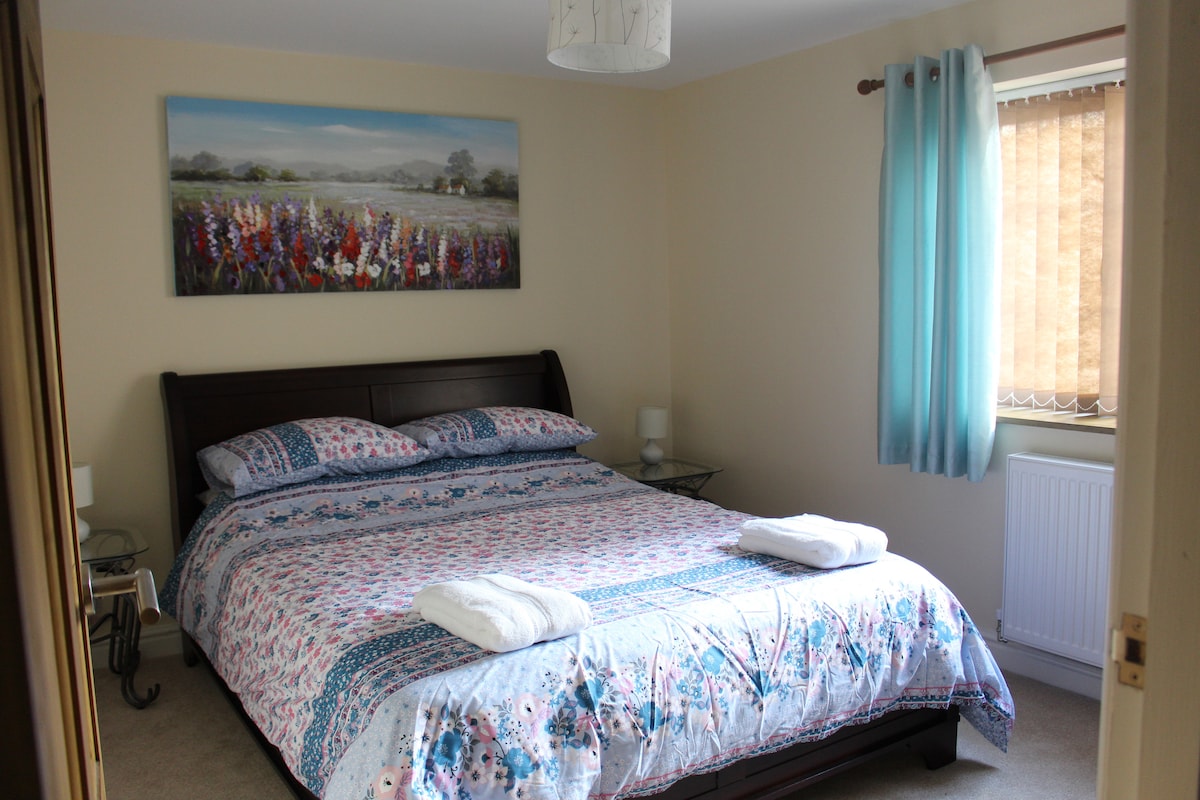 Главна спална соба со гардероба и закачалки