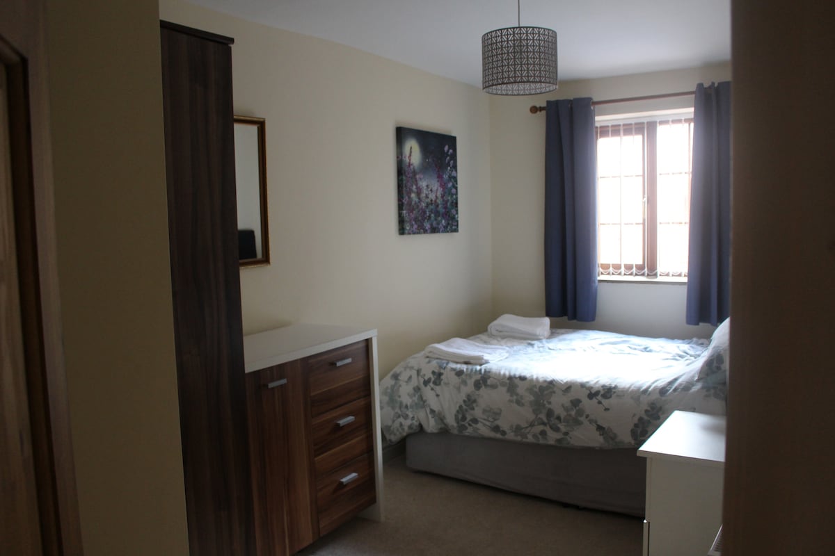 Втора спална соба со закачалки за гардероба со двоен кревет