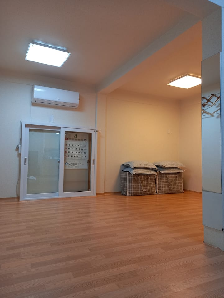 Dies ist ein Schlafplatz in einem großen Raum.