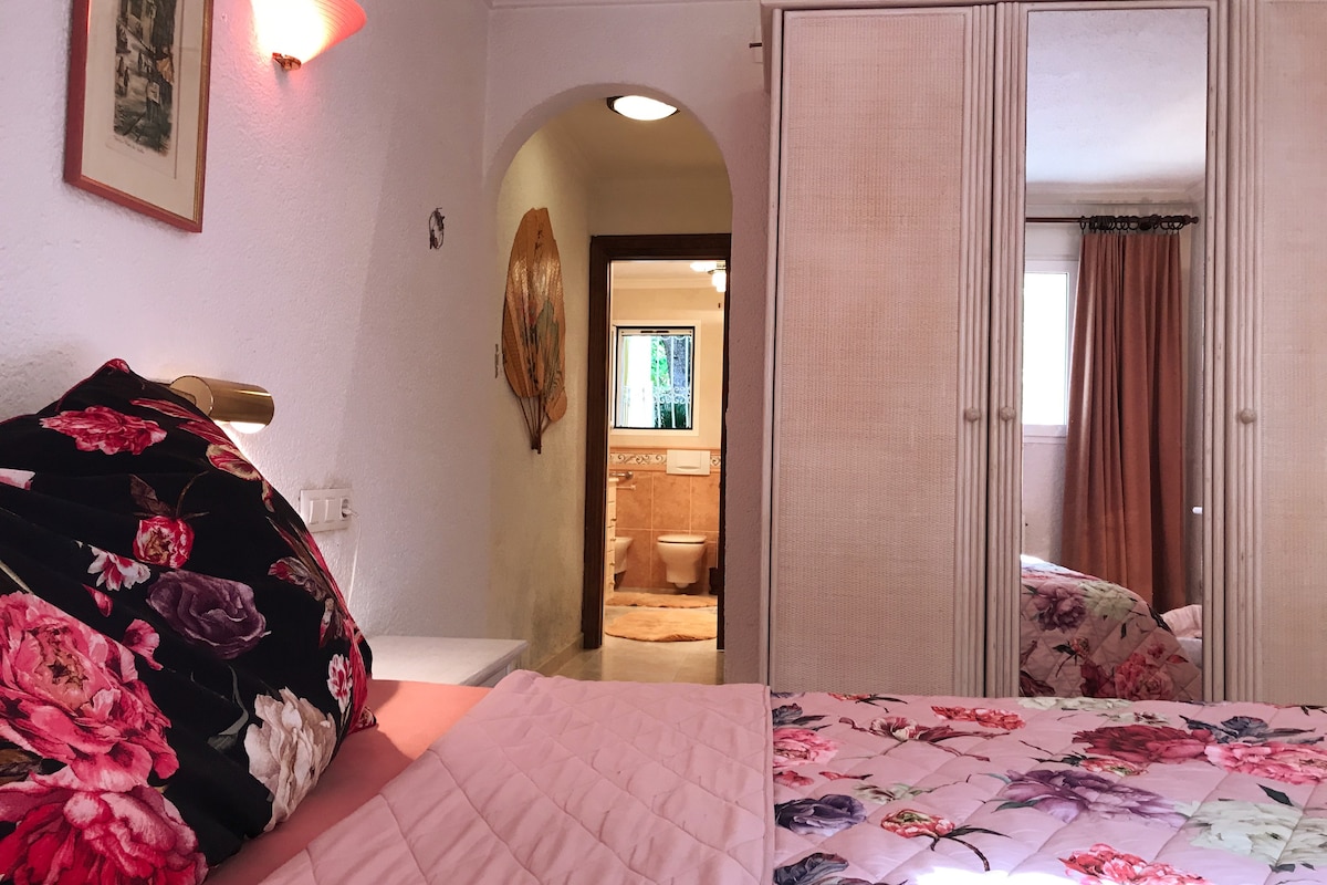 Dormitorio 1 con cama doble (160x200cm) y baño privado