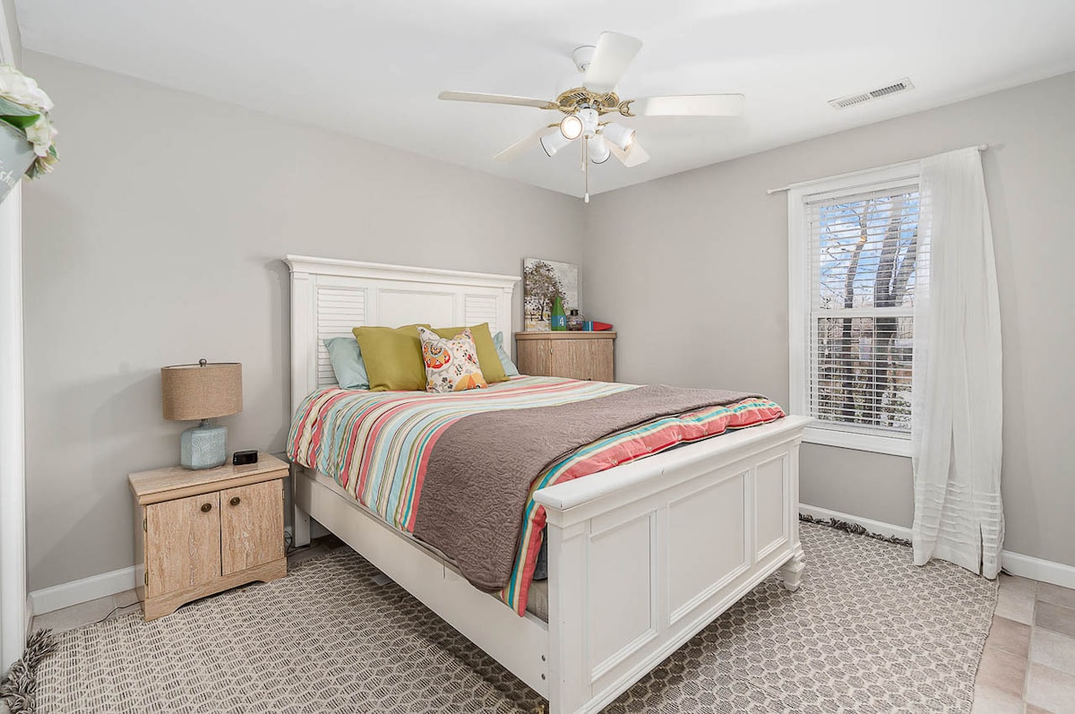 3e slaapkamer - queensize bed - onderste verdieping