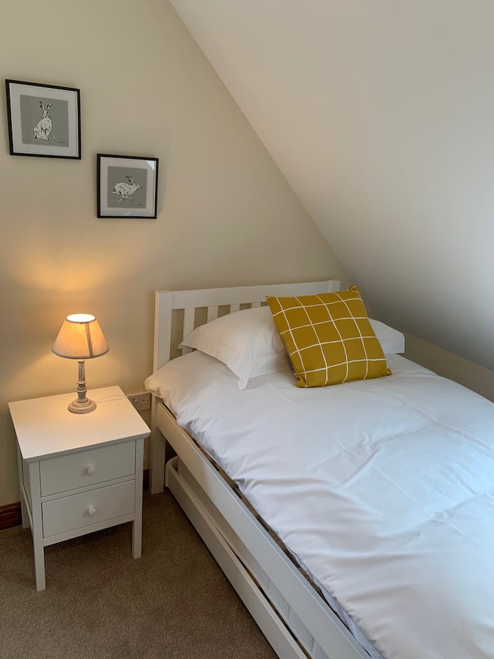 Chambre double 2 avec lit simple gigogne dessous. Cela peut être fait pour créer un lit supplémentaire, ce qui fait 3 lits simples dans la chambre double. Il y a des toilettes attenantes dans la chambre.
