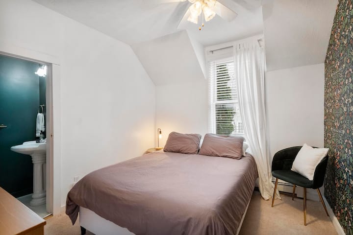 Sotto la sala Pines con letto matrimoniale e bagno di servizio (piano superiore)