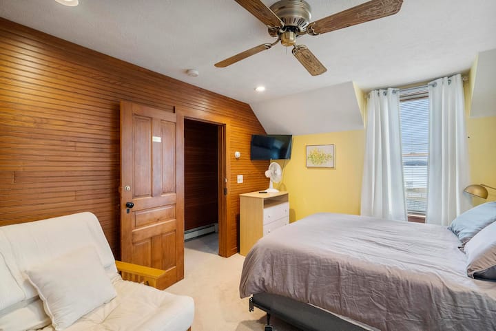 Camera con vista sul lago, letto matrimoniale e bagno di servizio (piano superiore)