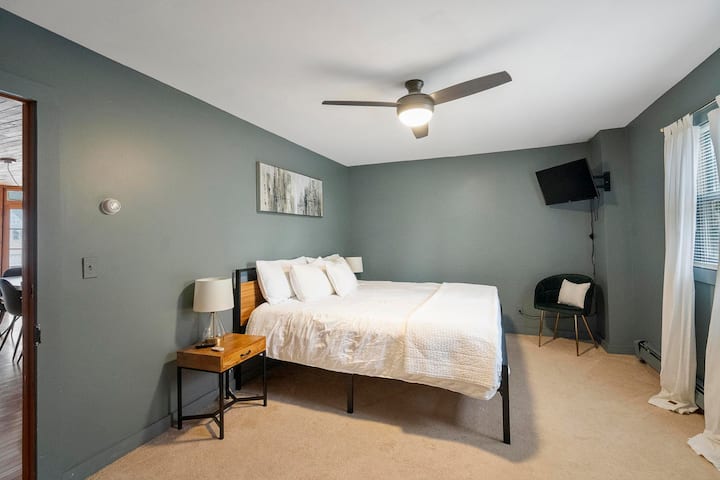 Camera da giardino con letto matrimoniale grande e bagno completo (livello principale)