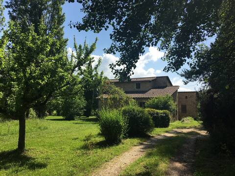 Golden stone villa in the heart of a meadow