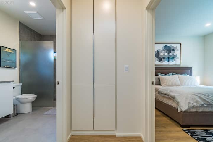 El vestíbulo de transición ofrece un gran armario empotrado para un almacenamiento adicional de mantas, almohadas y para tu propio uso si lo necesitas. 