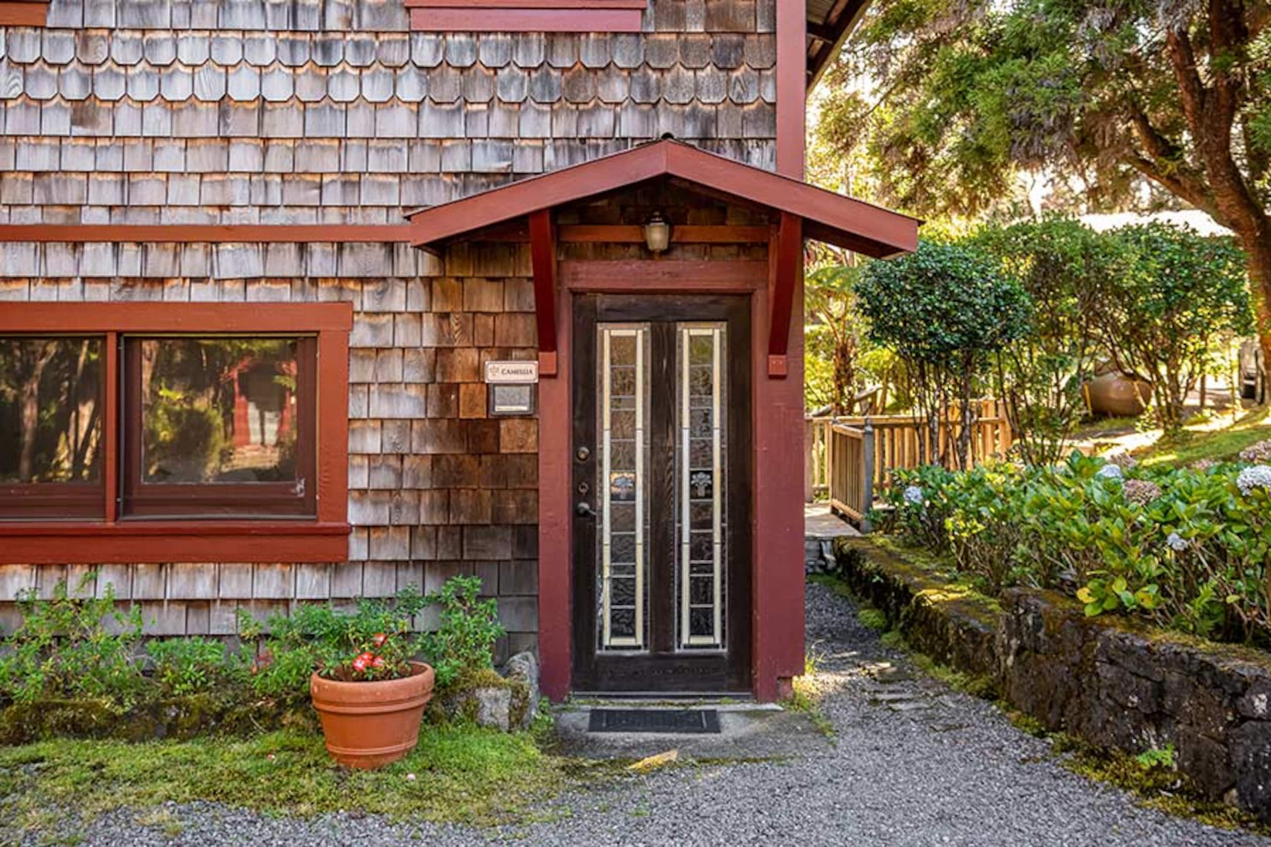 Romantic Cute Cottage, 1 mile to National Park - Image 4