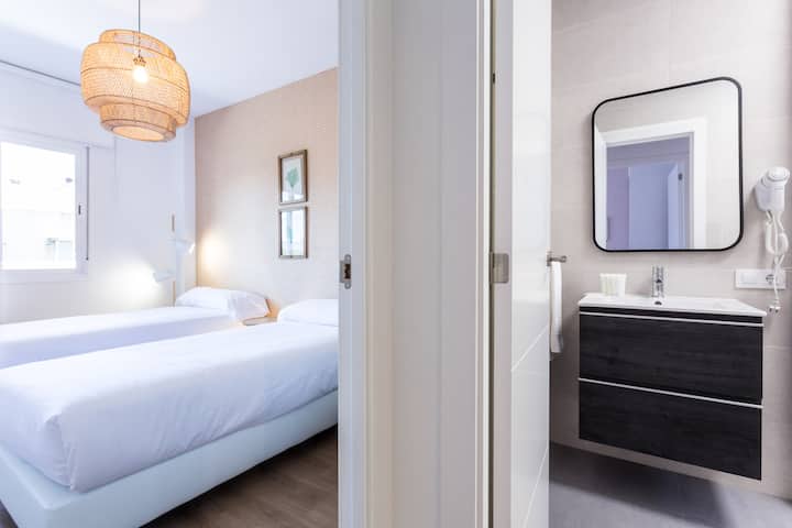 Спална соба со 2 единечни кревета и бања со тоалет.