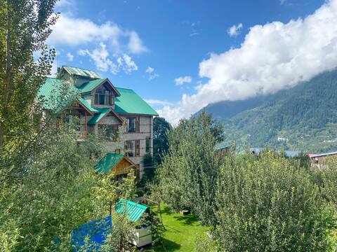 Charming Villa in Manali with Lawn and Valley View