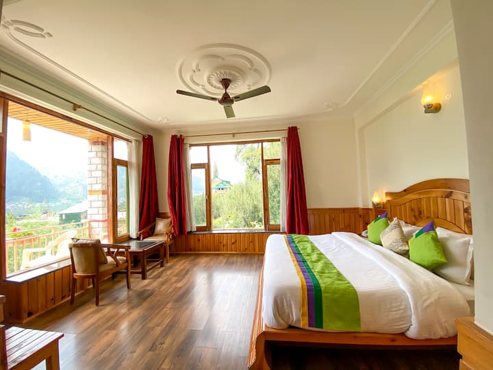 Luxe kamer in Manali met balkon. Huisje in Manali. Verblijven in Manali
