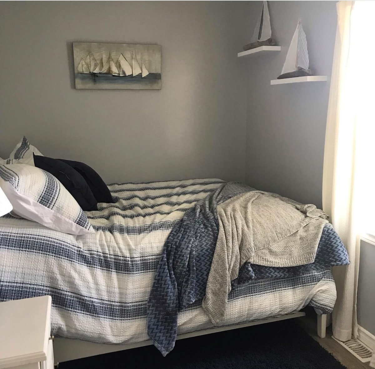 Cama doble en el segundo dormitorio
