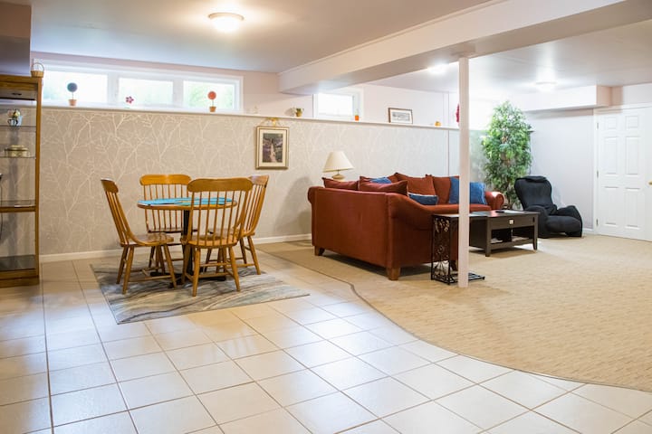 Private Daylight Basement, Own Entrance, 1800 S/f - Overland Park, KS