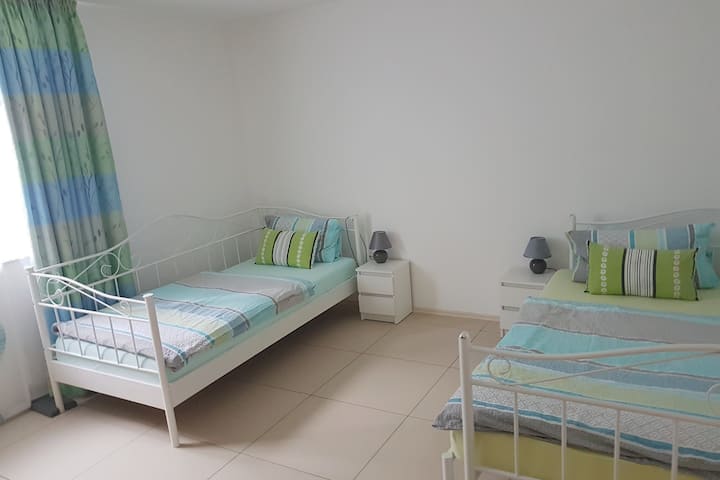 ოთახი ორი 90‑სმ‑იანი ერთადგილიანი საწოლით, რომელთაგან ერთ‑ერთი გაშლით 180 სმ‑მდე იზრდება.