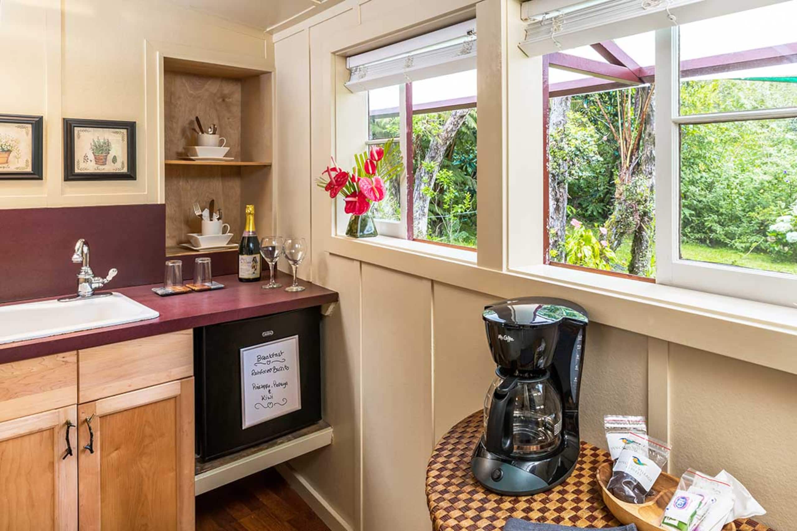 Private Cottage, 1 mile to Volcanoes Nat. Park - Image 1