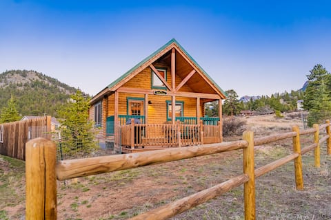 SALE! Cabin vibes! Views, 5 min to town, Natl Park
