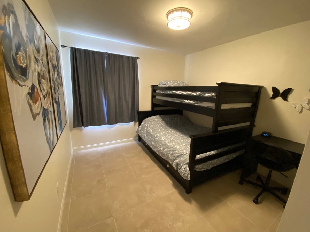 Двуетажно легло - двойно/двойно легло и две единични легла