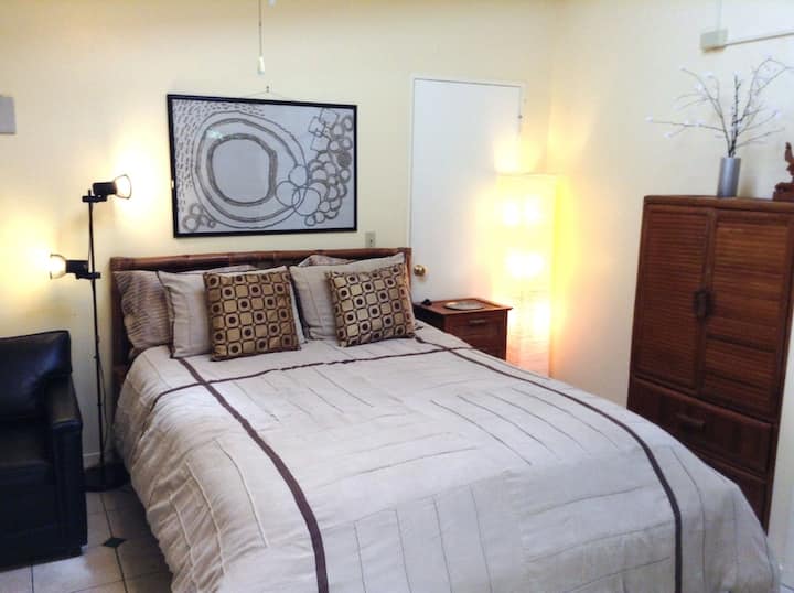 Kitanda cha ukubwa wa malkia.