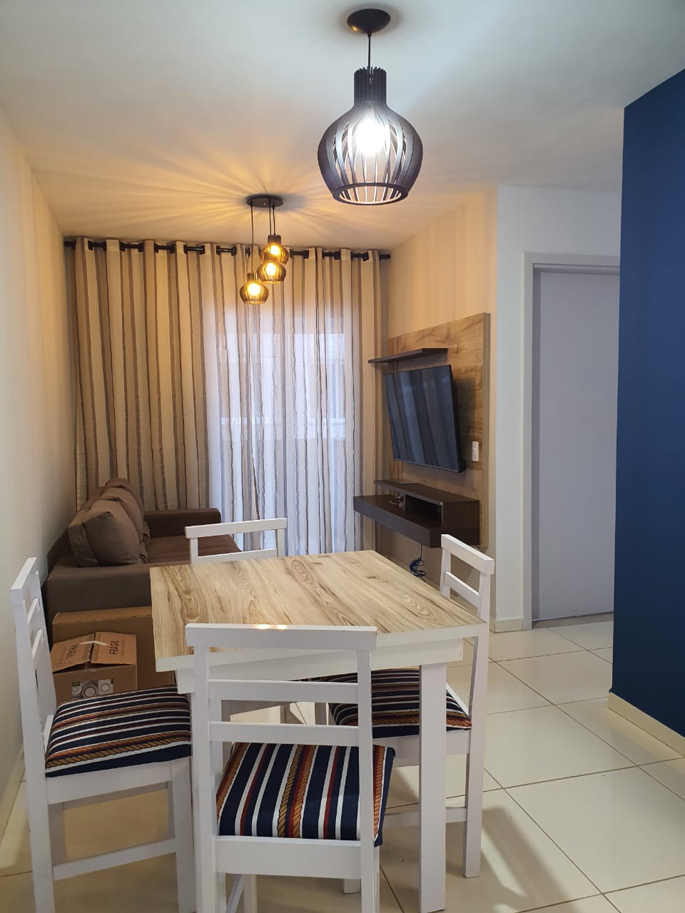 Всекидневна с маса за хранене, диван и 50 - инчов смарт телевизор с достъп до основните стрийминг услуги.