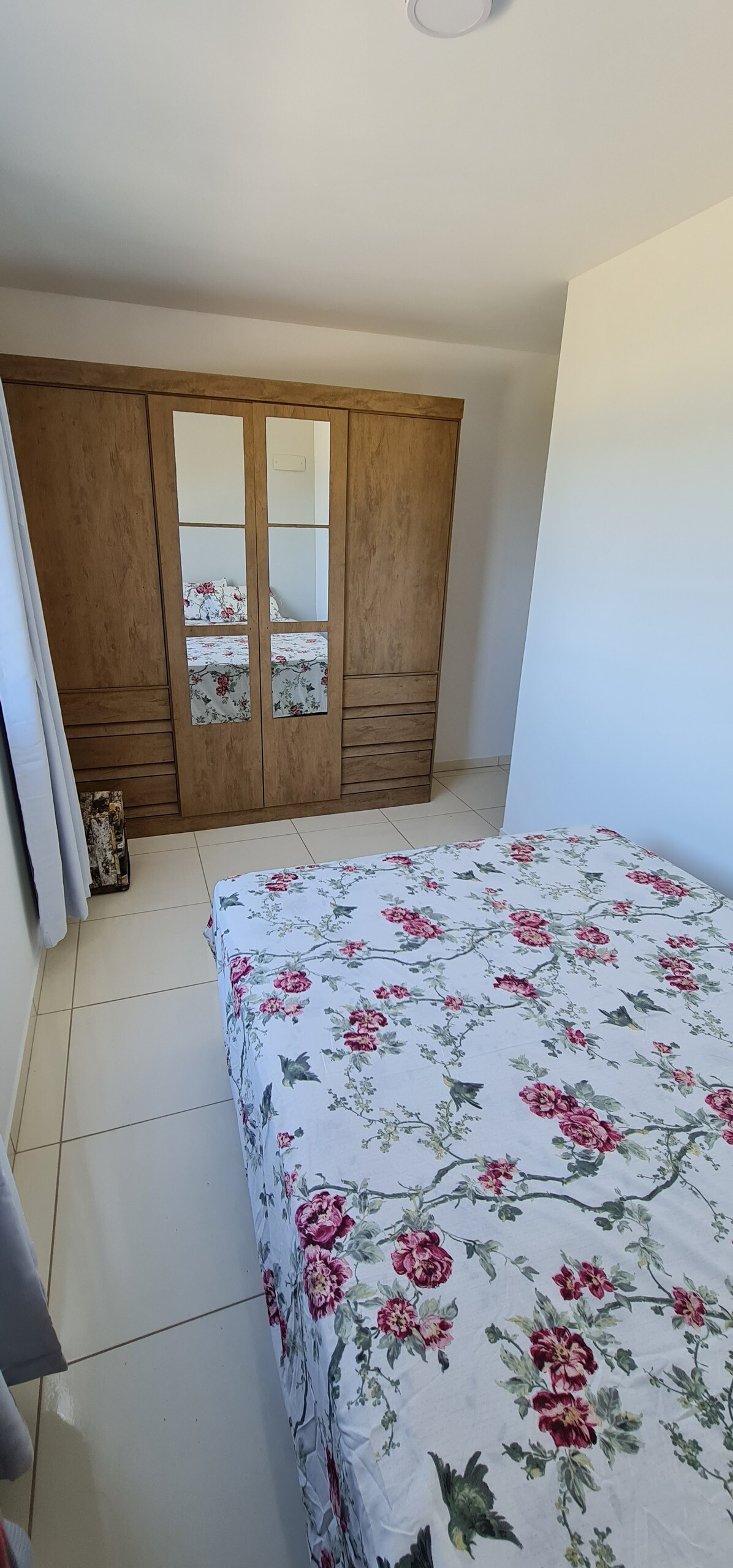 Втора спалня, тя съдържа килер със закачалки, нощно шкафче и леки завеси. Тази стая има прекрасна гледка към плажа;)