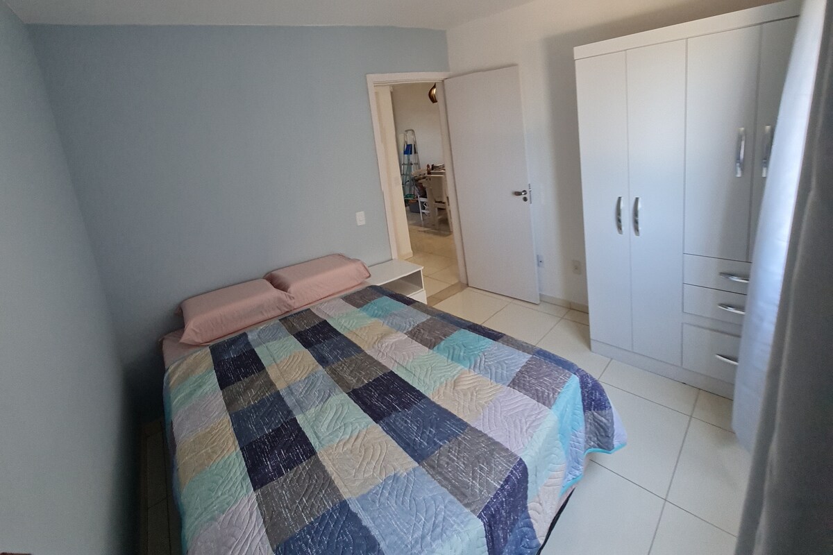 Първата спалня (пред банята) има страничен изглед към морето. Има лека завеса, нощно шкафче и килер със закачалки.