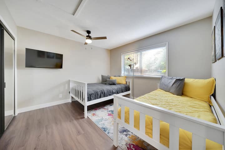 חדר אורחים משני כולל מיטת קווין סייז אחת, מיטה זוגית וטלוויזיה חכמה עם נטפליקס!